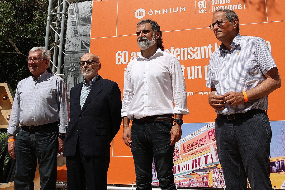 El president d'Òmnium, Jordi Cuixart, amb els expresidents de l'entitat Quim Torra, Josep Millàs i Jordi Porta