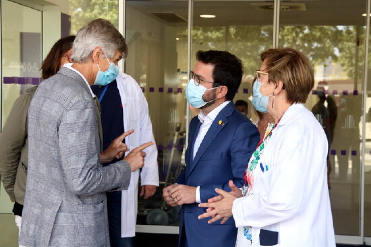El president Aragonès i el conseller de Salut, Josep Maria Argimon, s'han reunit aquest diumenge amb treballadors de l'Hospital Universitari de Bellvitge