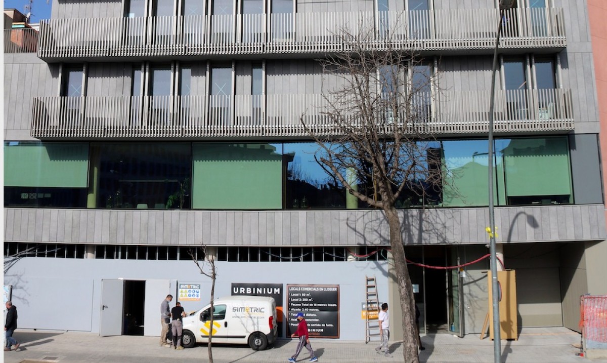 Un edifici de nova construcció pràcticament acabat a Girona.