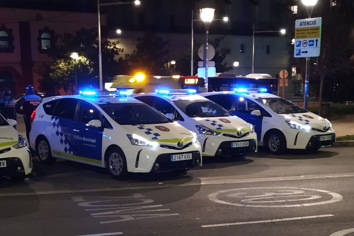 Diversos vehicles de la Policia Municipal. 