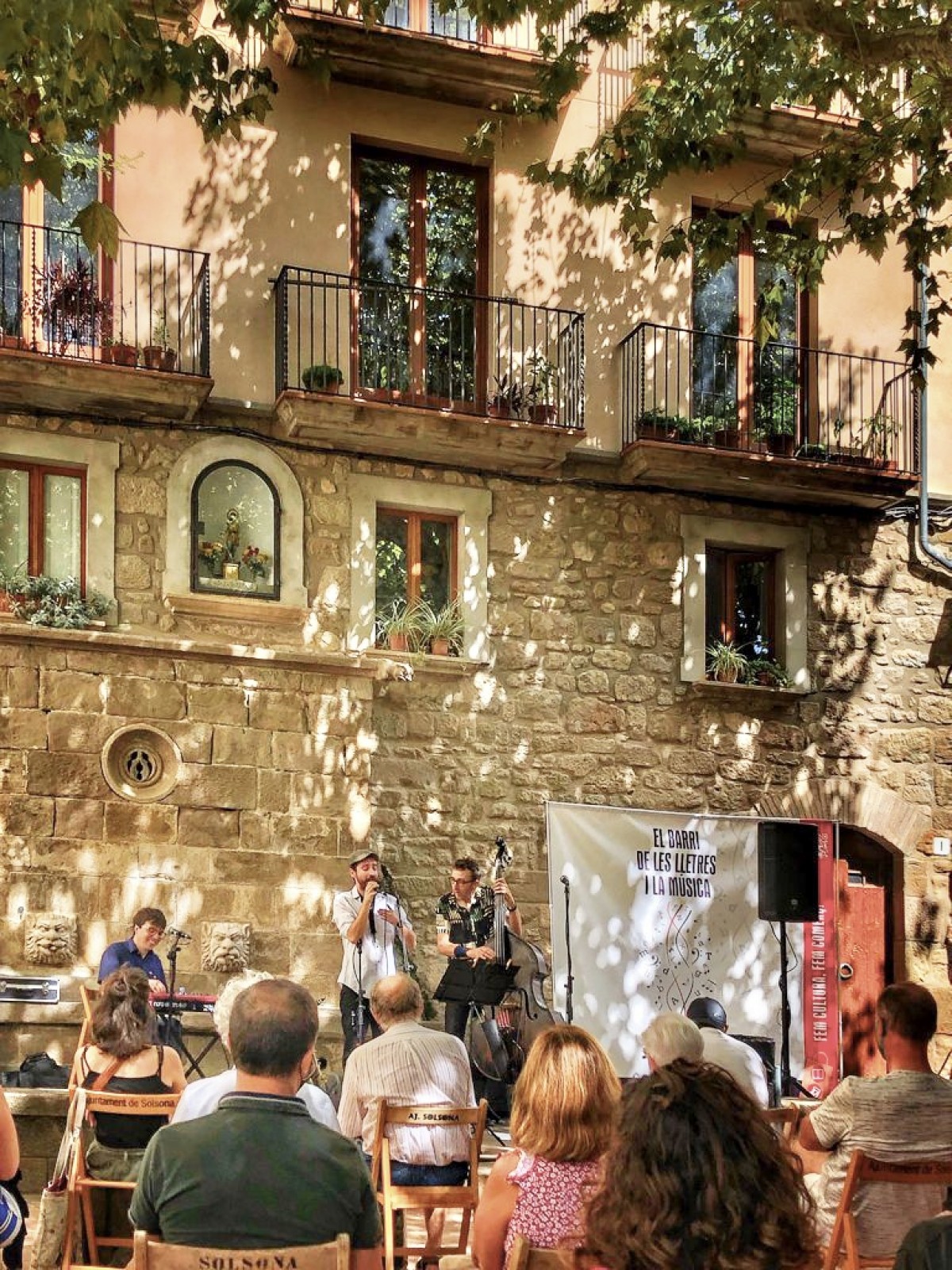  Actuació del Trio Cardener, a la plaça de Sant Isidre, en la primera edició