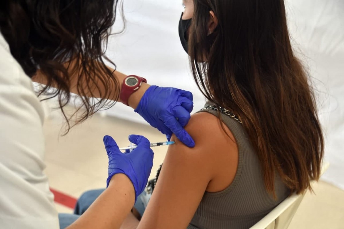 Una jove rep la vacuna