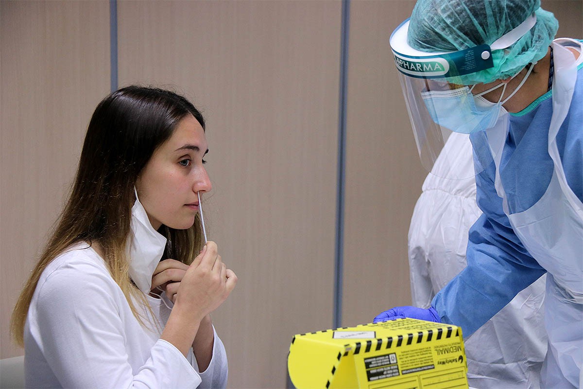 Una estudiant es fa una prova al Campus Terres de l'Ebre de la URV, a Tortosa.
