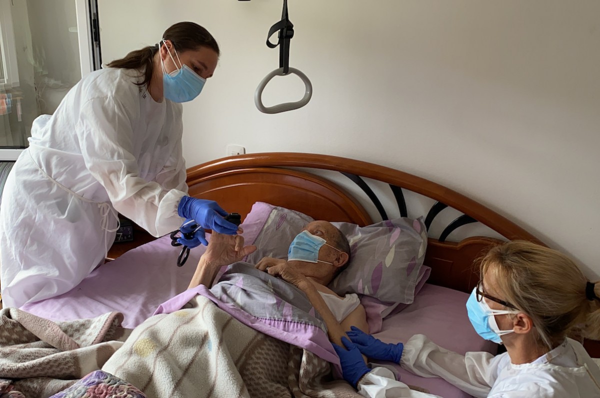 La doctora Muñoz, del PADES del Pallars, atenent amb una companya un pacient a la Pobla de Segur