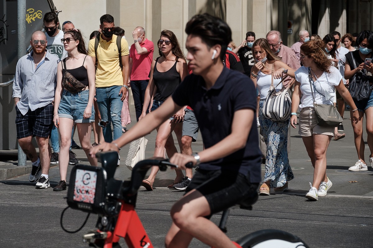 Gent sense mascareta al centre de Barcelona