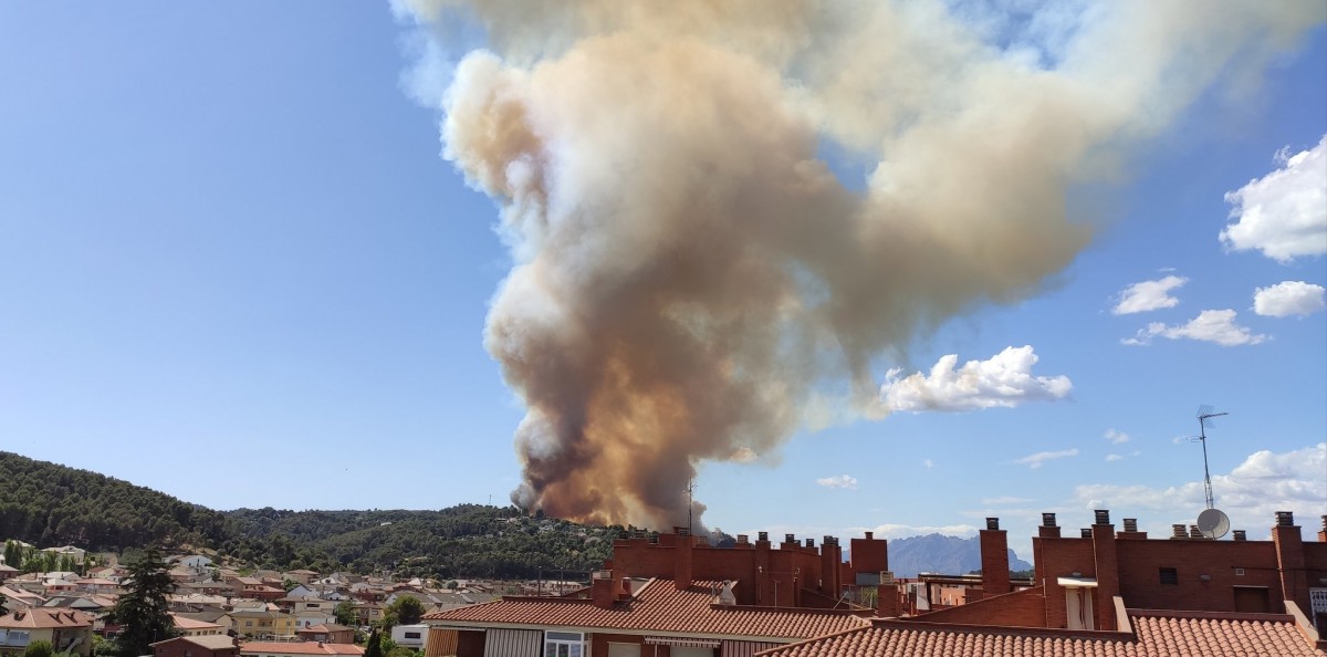 La columna de fum de l'incendi de Castellví de Rosanes