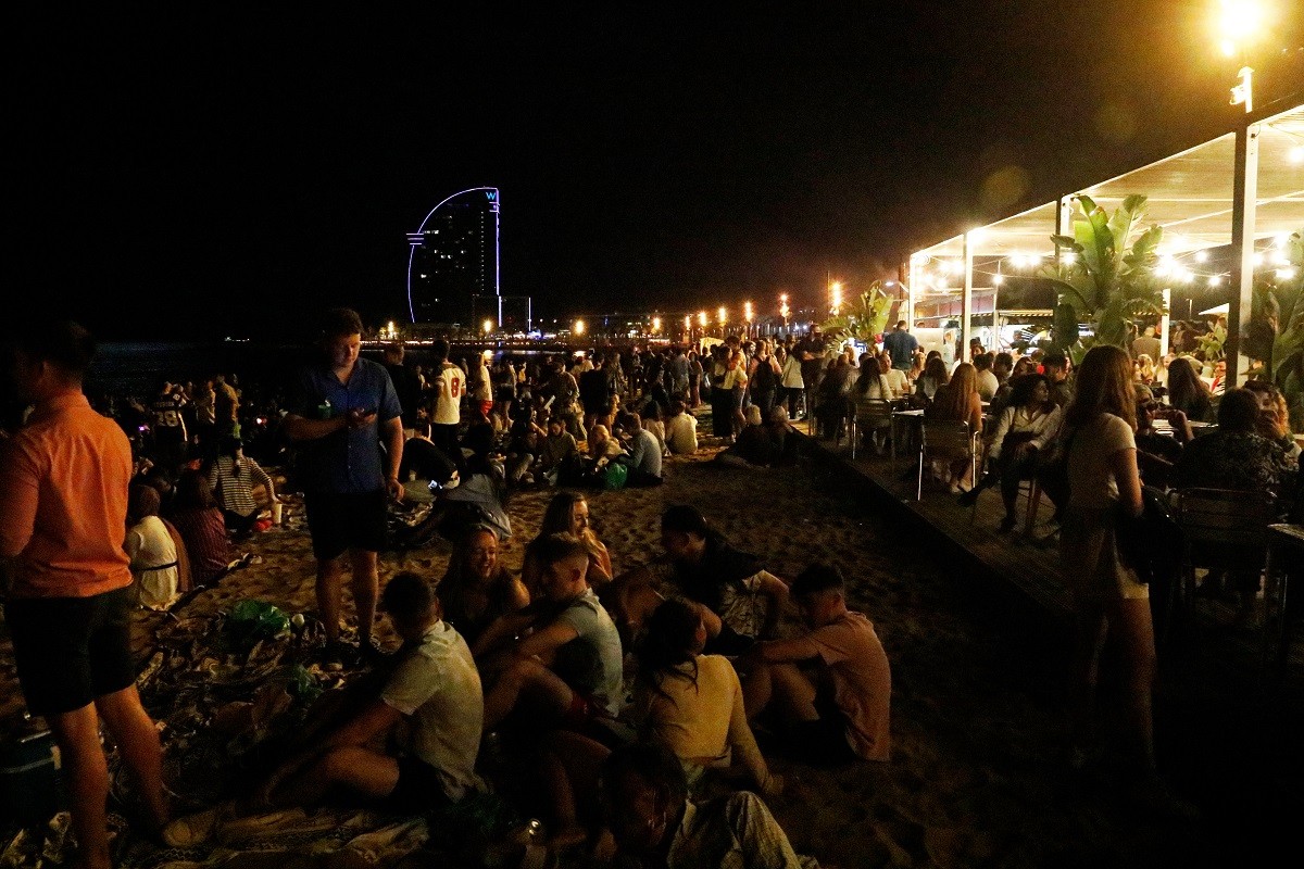 Una multitud de joves, a la platja de la Barceloneta.