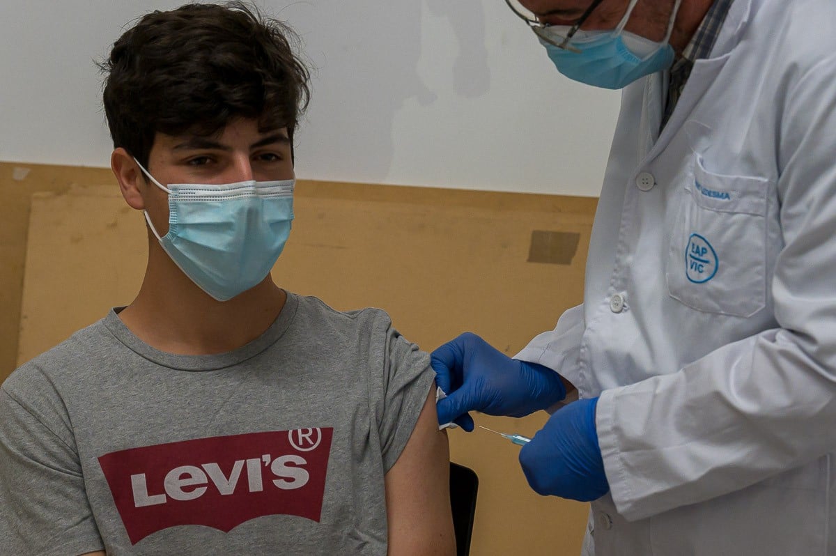 Un jove de més de 16 anys vacunant-se contra la Covid-19