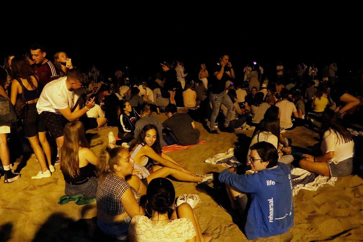 Gent a la platja celebrant la revetlla de Sant Joan