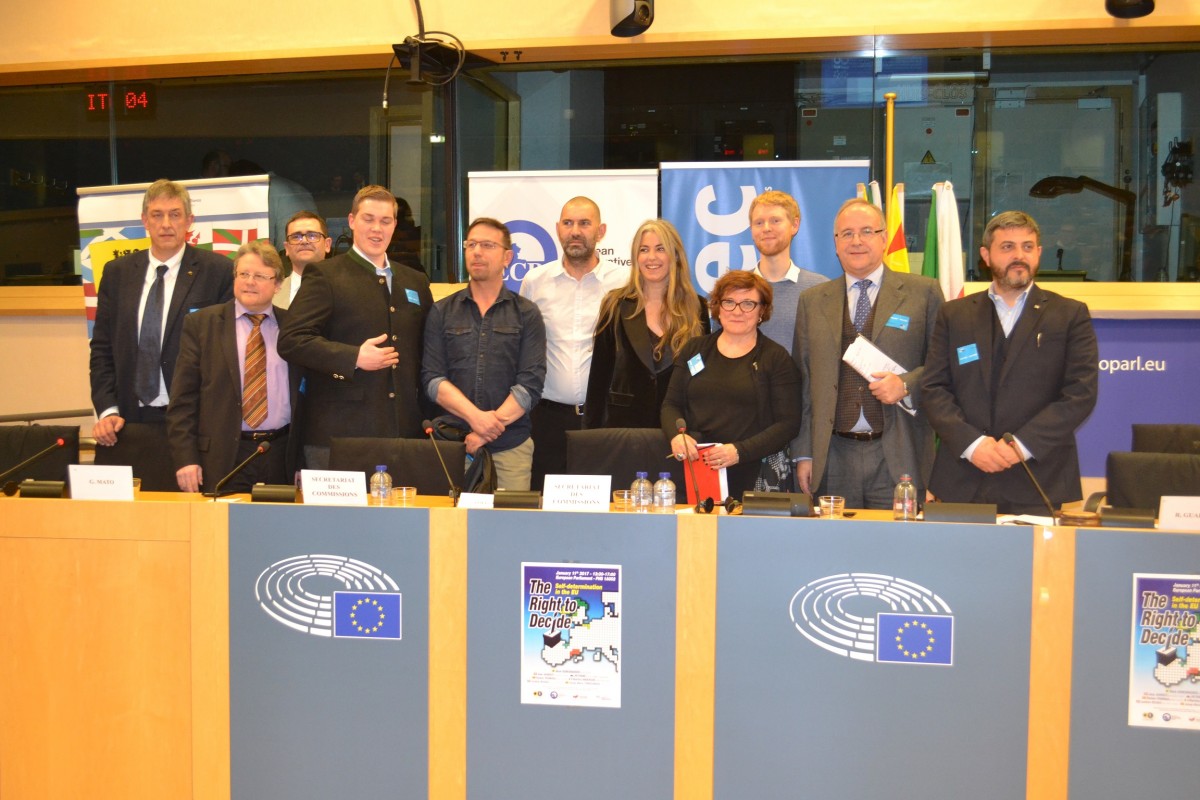 Membres de l'ICEC en un acte al Parlament Europeu