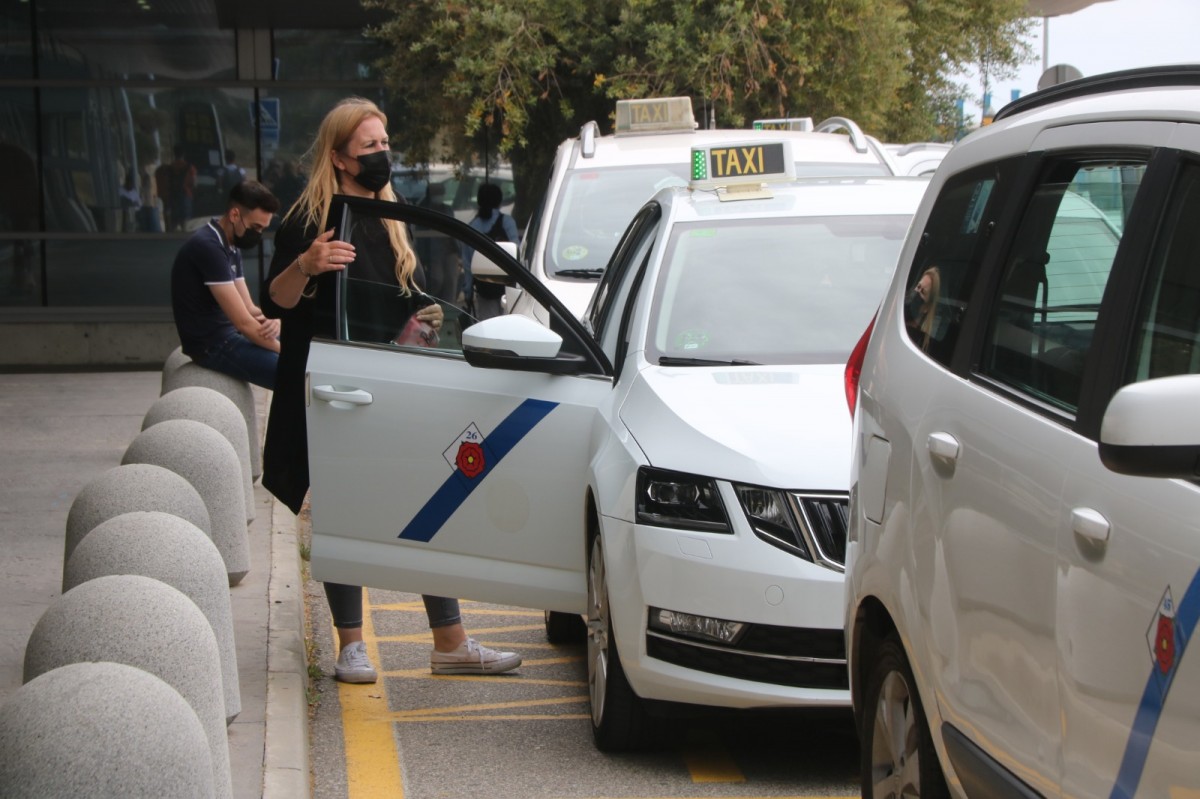 Una veïna agafa un taxi a Reus