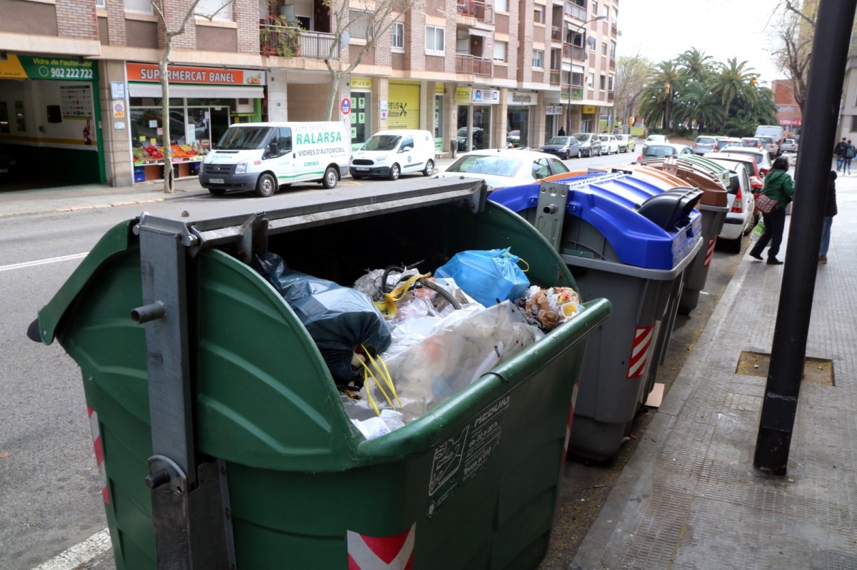 Imatge d'arxiu d'uns contenidors al carrer de Cambrils, a Reus