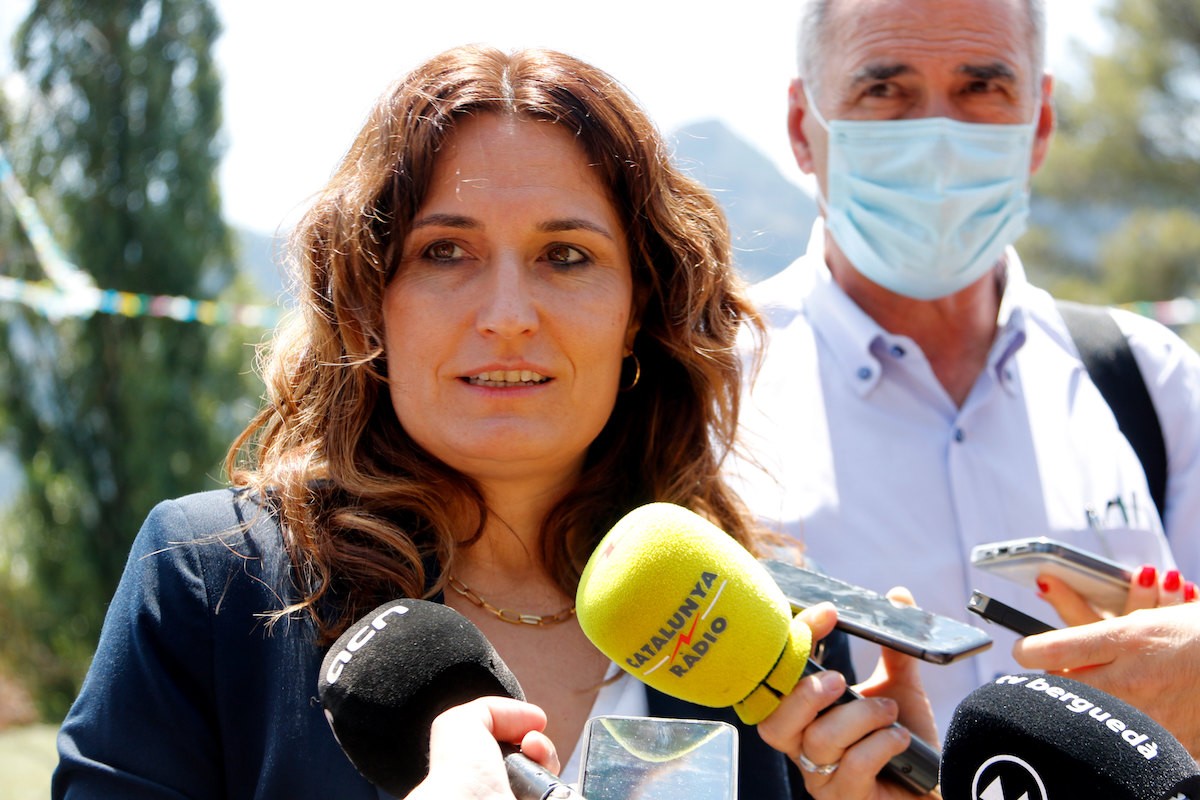 La consellera de la Presidència, Laura Vilagrà, atenent els mitjans aquest divendres
