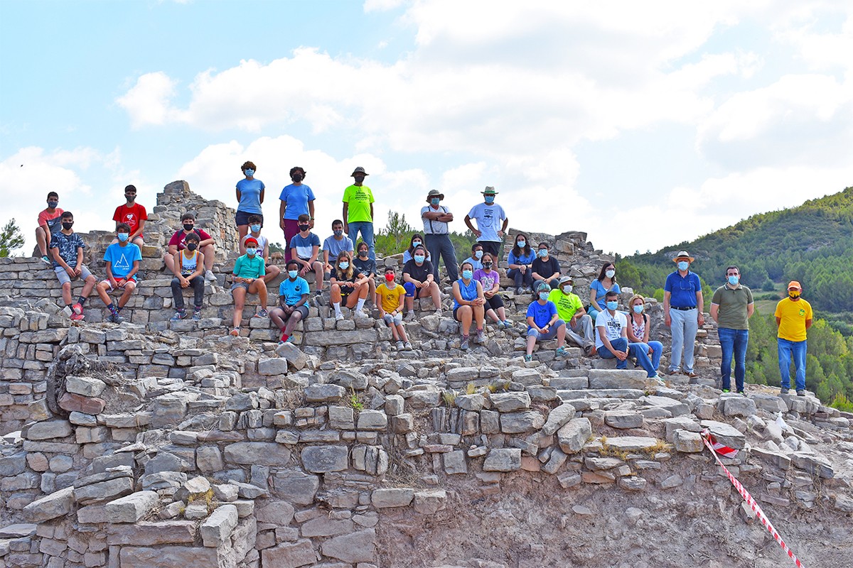 Foto de grup de les persones participants en la 16a Campanya d'Excavacions Arqueològiques