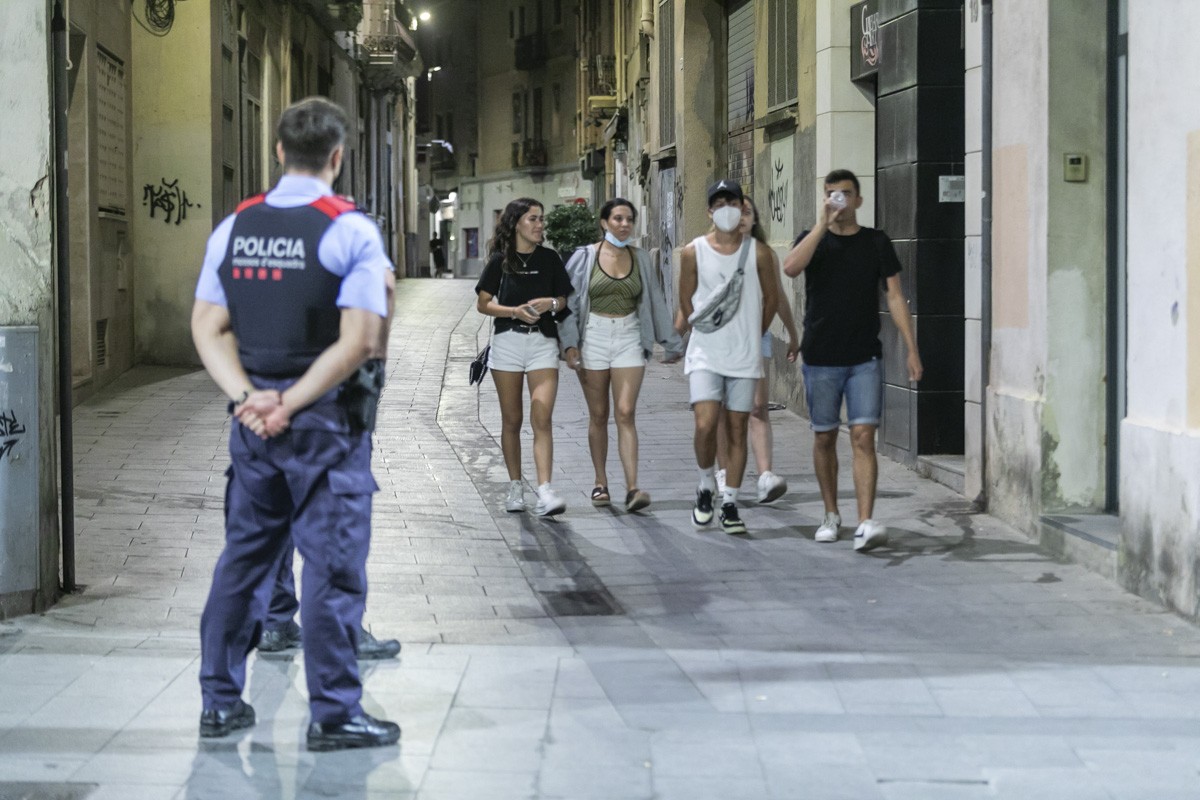 Agents al carrer per fer complir el toc de queda a Sabadell.