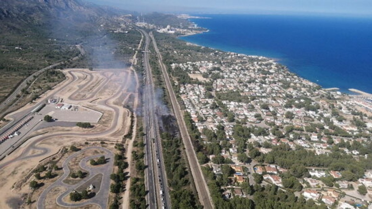 Pla general aeri de l'incendi de l'Ametlla de Mar que crema a prop de Calafat