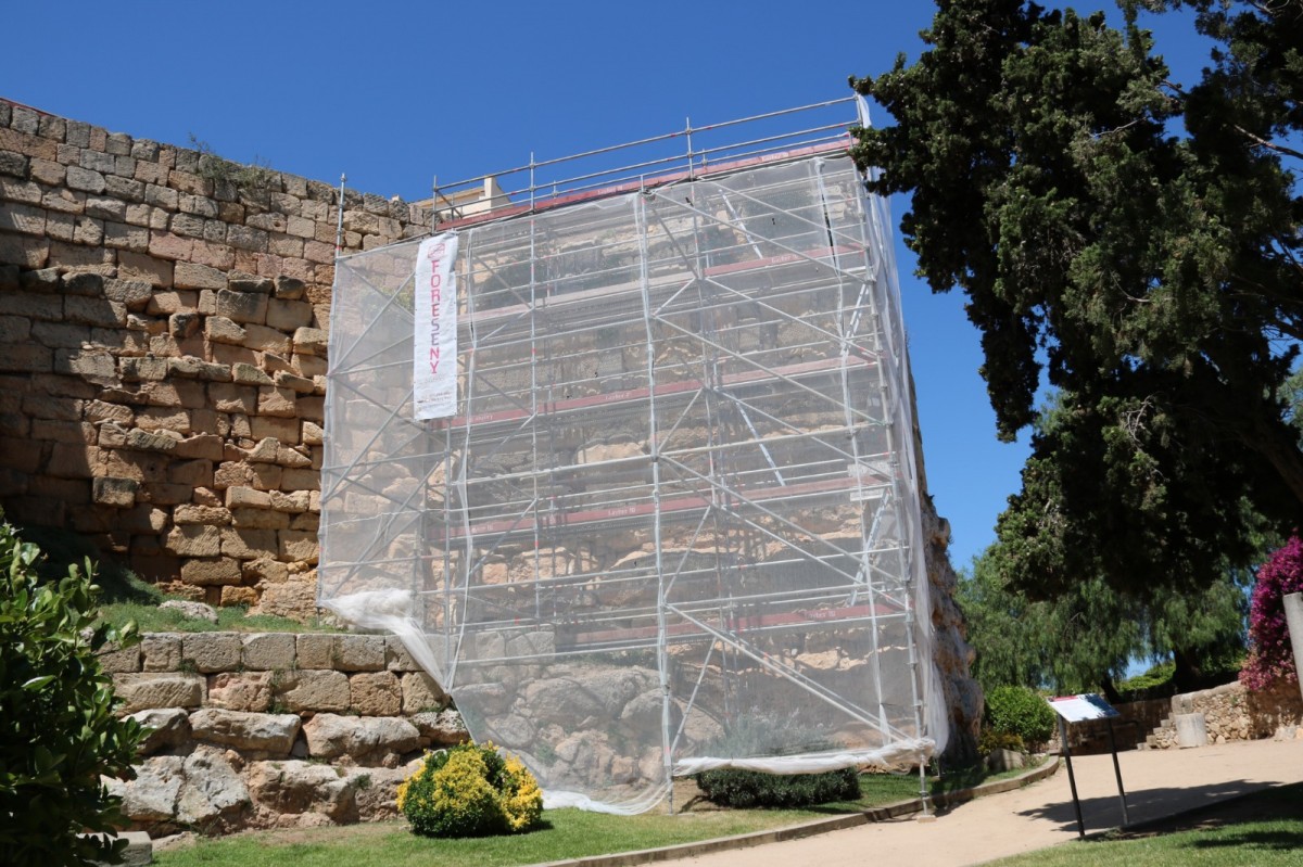 Muralla romana de Tarragona, coberta per la bastida i les obres de restauració paralitzades