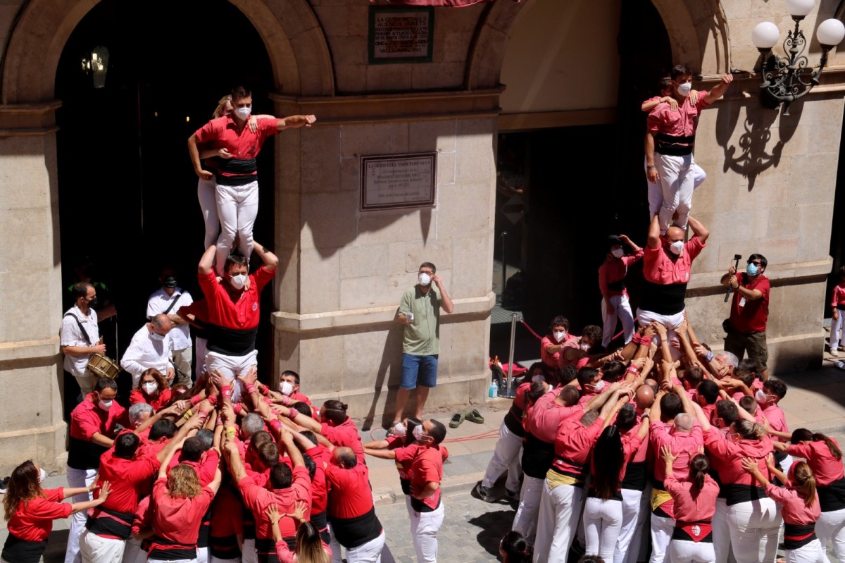 Una imatge de l'actuació castellera a Valls per Sant Joan