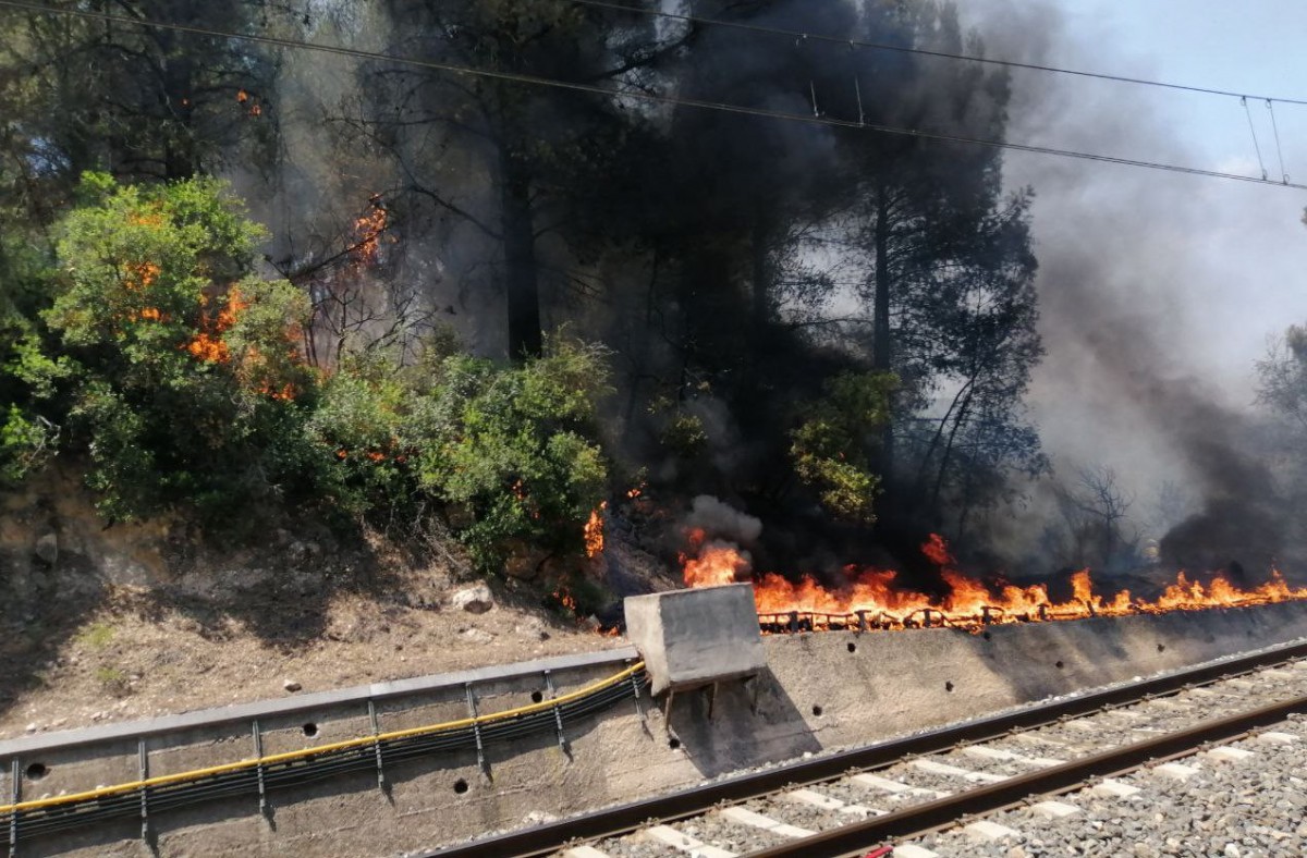 Incendi proper a les vies del tren a Garcia