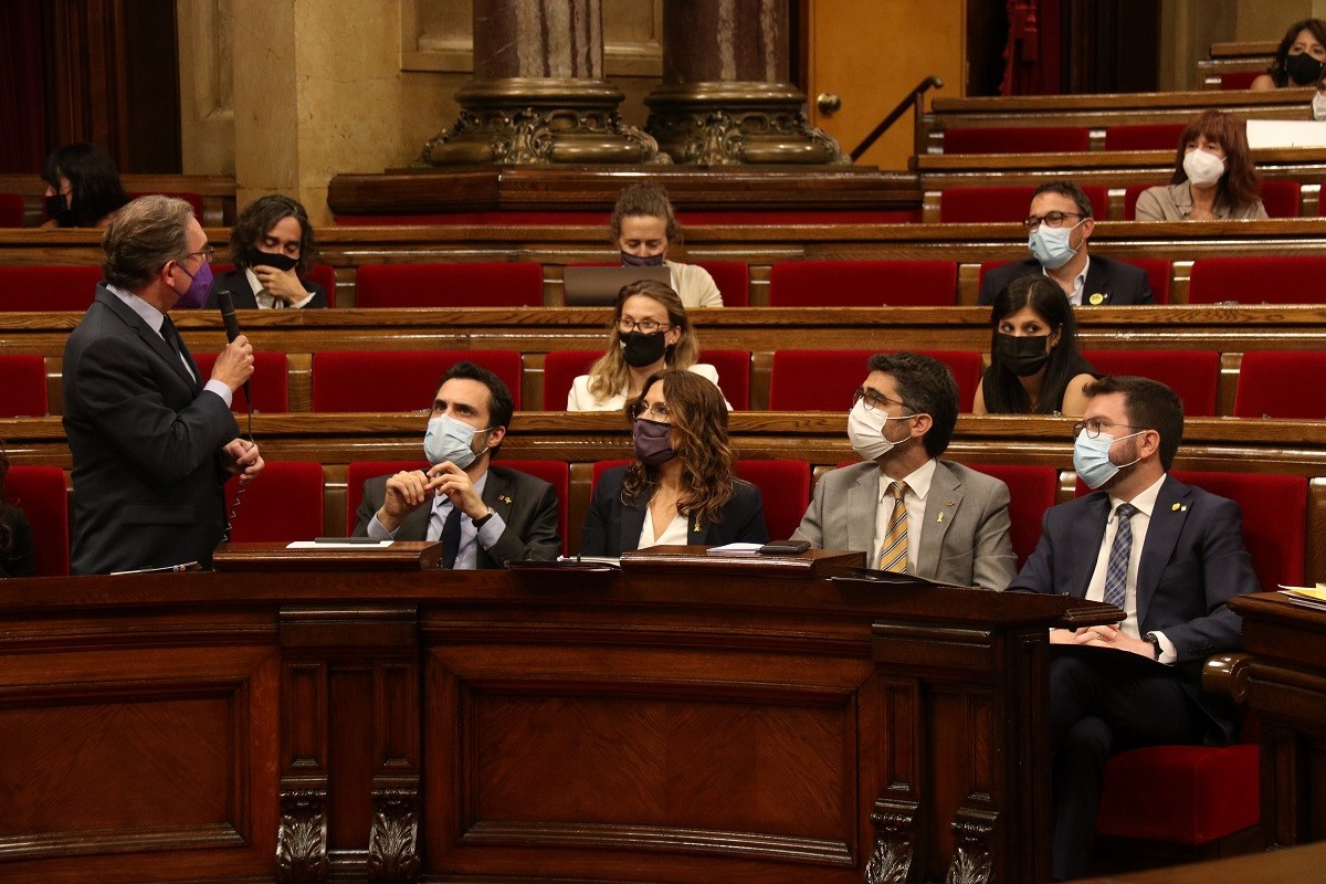 Jaume Giró, al ple del Parlament, observat per Pere Aragonès.