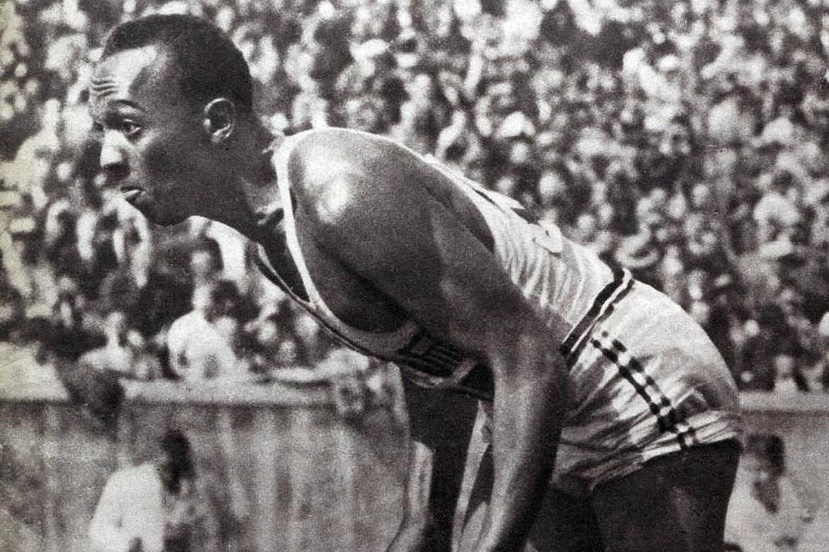 Jesse Owens, l'atleta negre que va obtenir quatre medalles d'or a Berlín