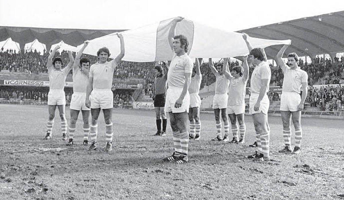 Els jugadors del Celta exhibeixen la bandera nacional de Galícia a Balaídos el 4 de desembre de 1977