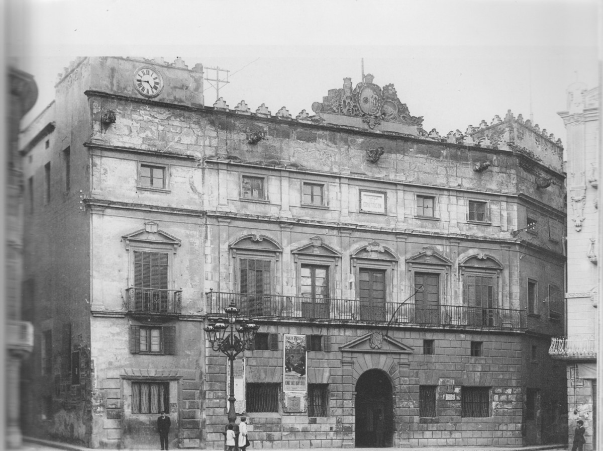 Una imatge de la Casa de la vila de Reus, als anys 20