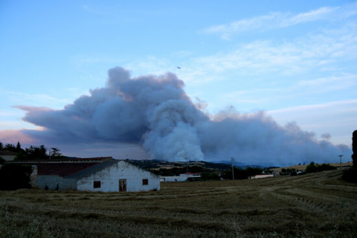 Un mitja aeri actuant a l’incendi que crema a Santa Coloma de Queralt i Bellprat