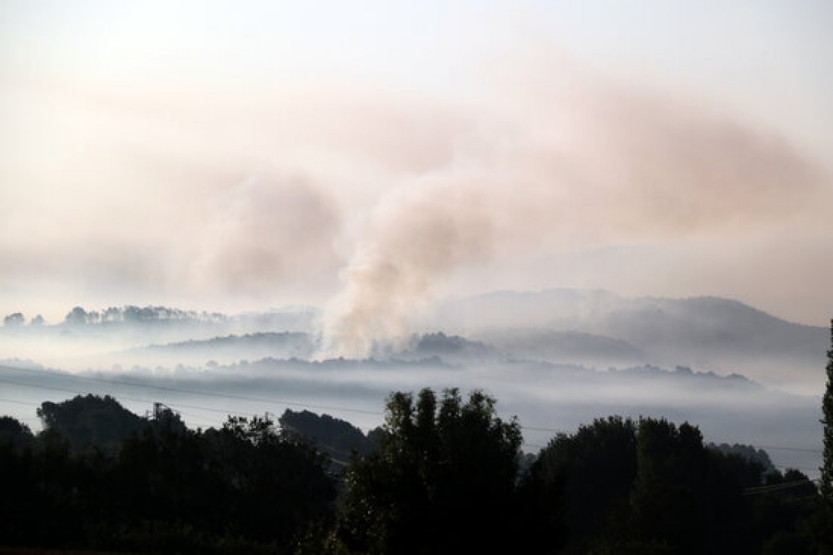 Una columna de fum en l'incendi de Santa Coloma de Queralt que ja ha cremat unes 1.100 ha