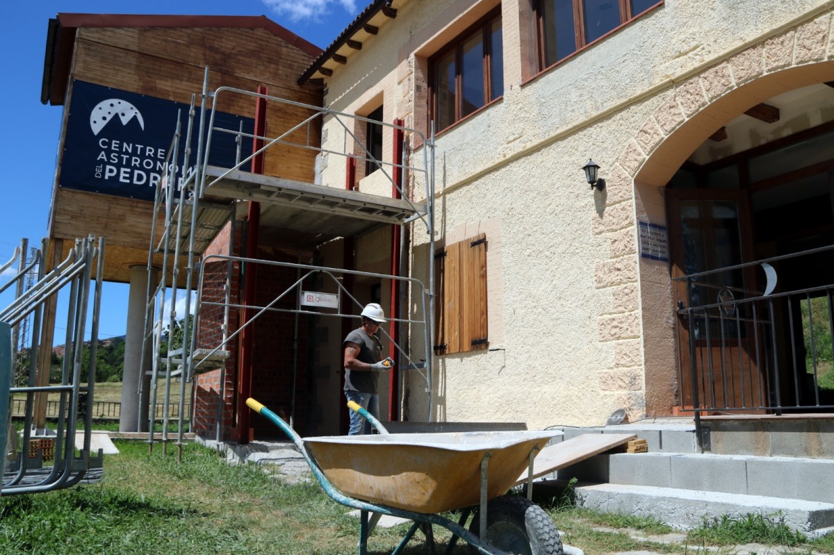 Operari treballant en la rehabilitació d'un habitatge a Saldes