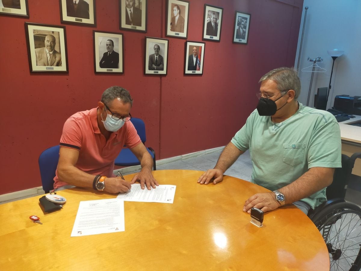 Joan Herrera i Josep Bernabeu, presidents de les entitats, signen el conveni
