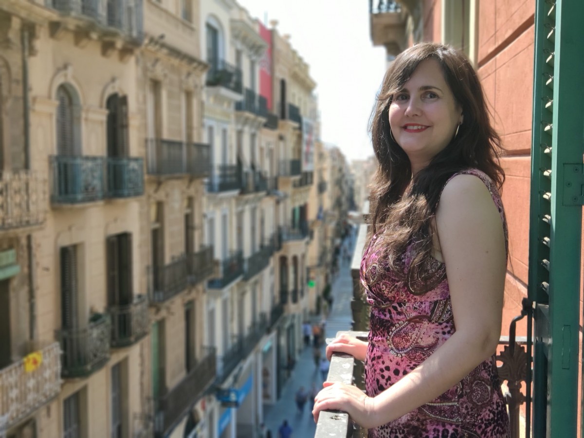 Débora García en un balcó de la ciutat 