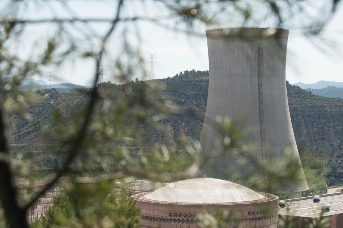 Pla general de la central nuclear d'Ascó, a la Ribera d'Ebre, i de la turbina de vapor arran de riu. 