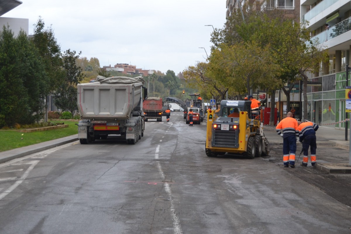 Treballs d'asfaltat a l'avinguda de Sant Jordi de Reus