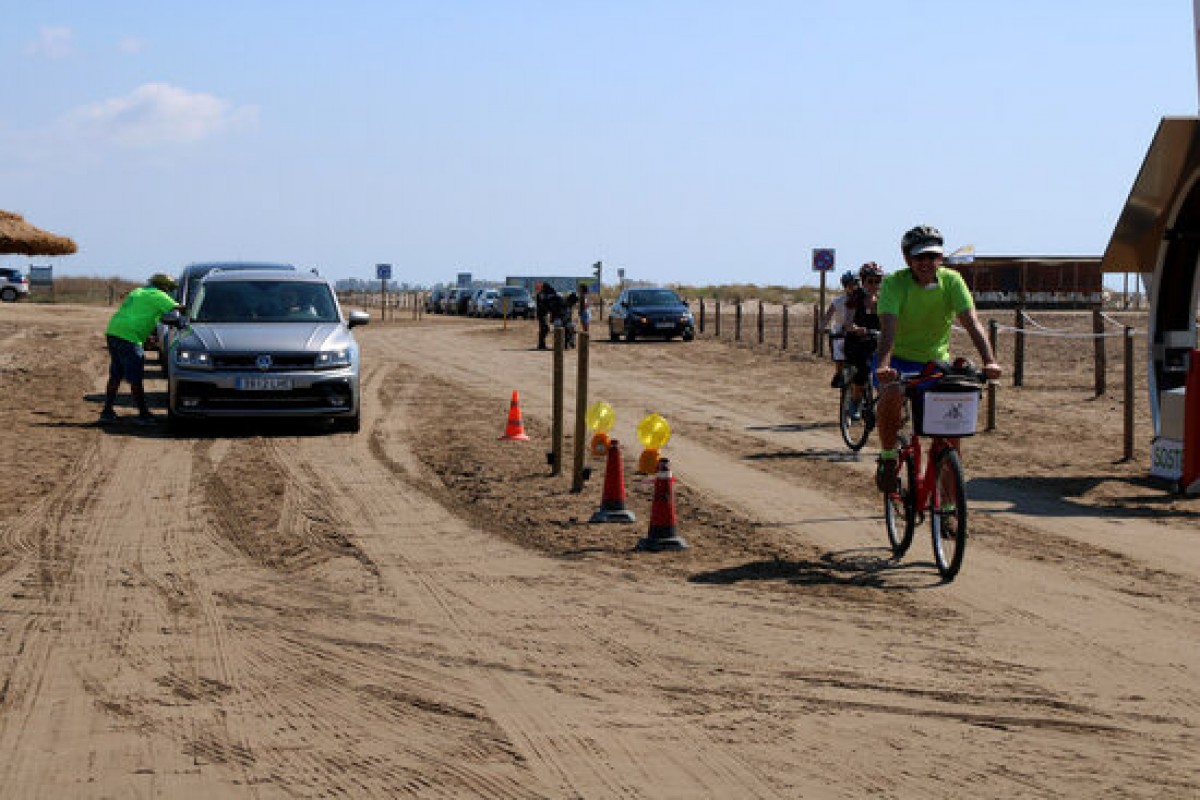 Pla general de vehicles i ciclistes accedint a la platja del Trabucador en el primer dissabte de la nova regulació. 