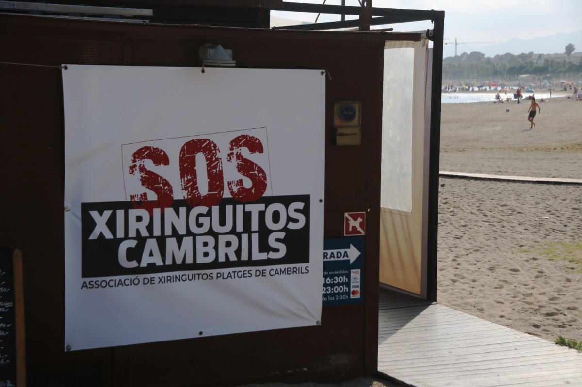 Una pancarta de l'Associació Xiringuitos Platges de Cambrils
