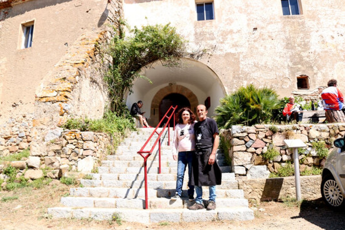 Pla general d’en Pere Ferré i la Mònica Arbós, els nous ermitans de l’ermita de la Mare de Déu de Puigcerver, a la porta d’entrada del santuari