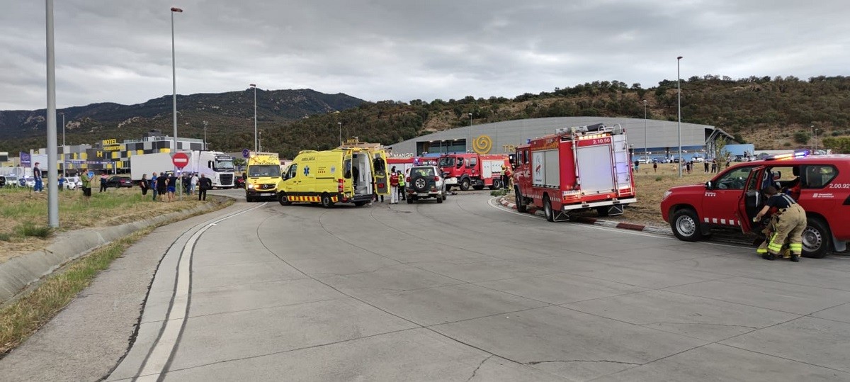 Imatge del dispositiu d'emergències per atendre l'accident a la Jonquera