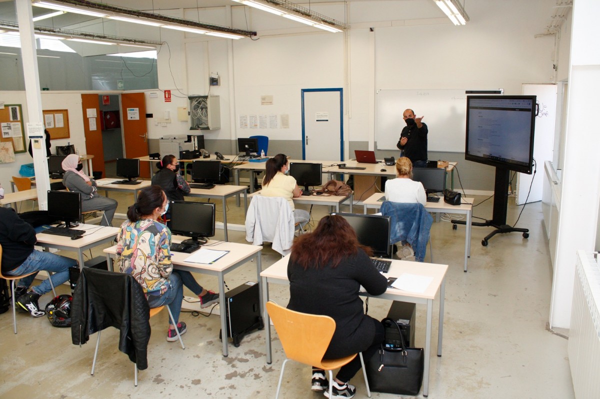 Imatge d'un curs d'alfabetització digital a Mas Carandell