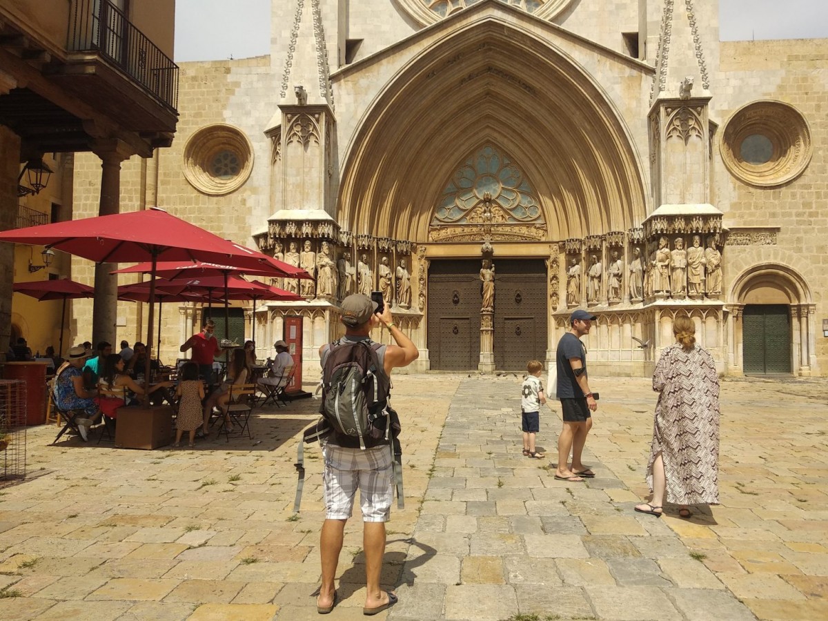 Turistes davant de la catedral de Tarragona aquest estiu