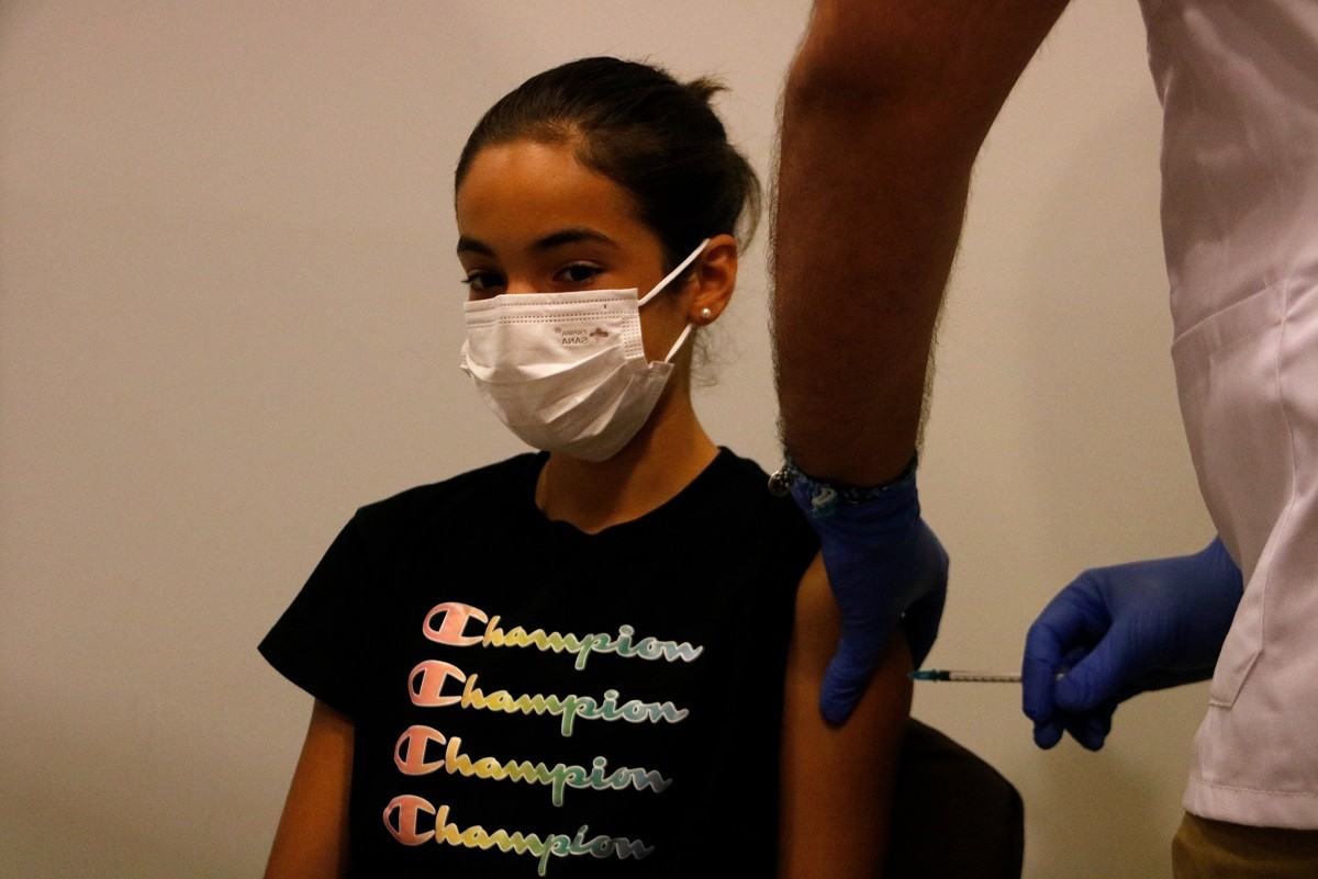 Una jove de 12 a 15 anys rebent la primera dosi de la vacuna