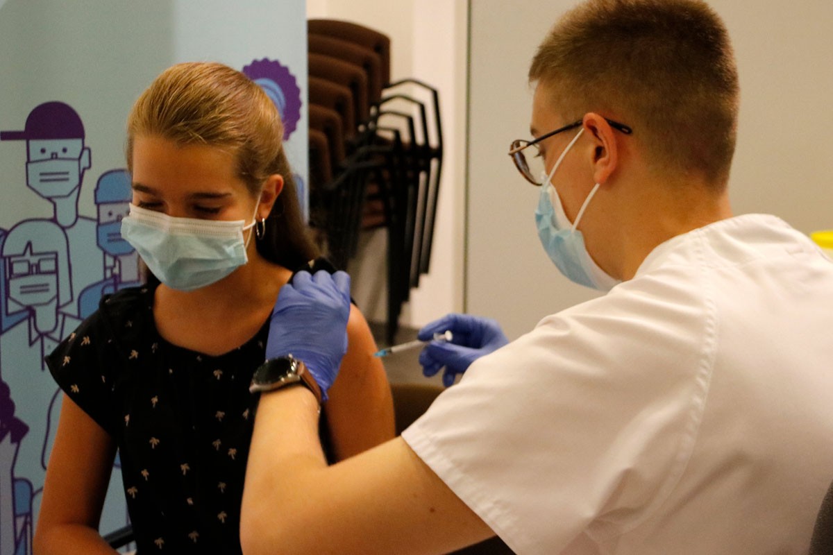 Una noia vacunant-se a Manresa