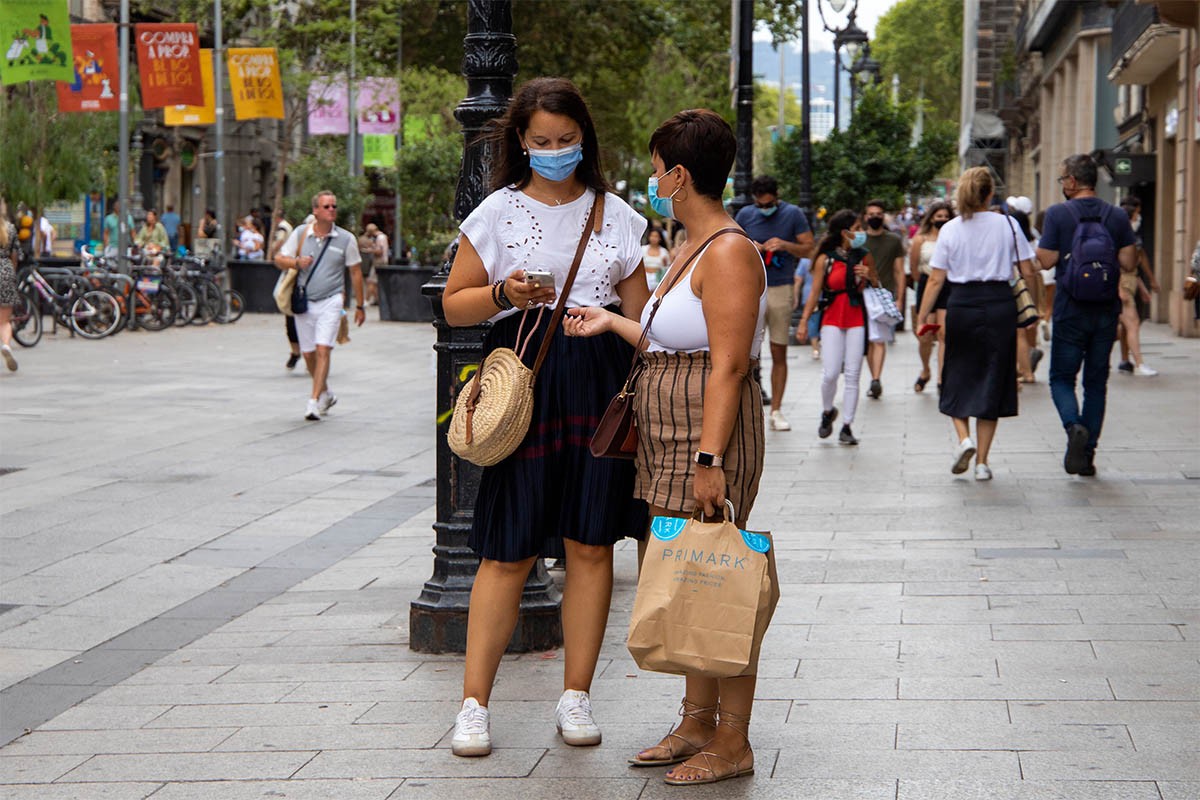 Gent amb mascareta al centre de Barcelona