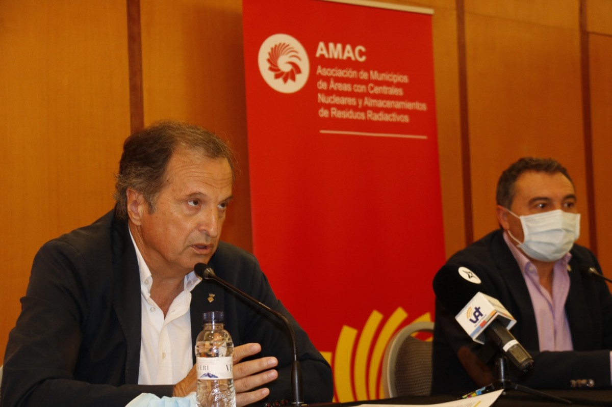 El vicepresident d'AMAC i alcalde de Vandellòs i l'Hospitalet, Alfons Garcia, amb el president d'AMAC, Juan Pedro Sánchez Yebra, al costat