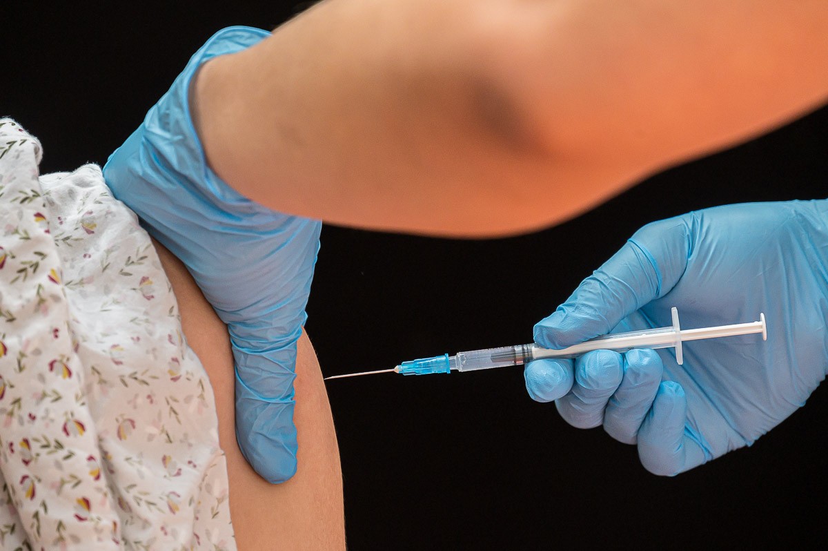 Una infermera administrant una vacuna