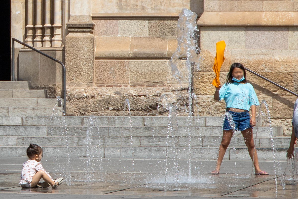 Nens refrescant-se en una font de Sabadell