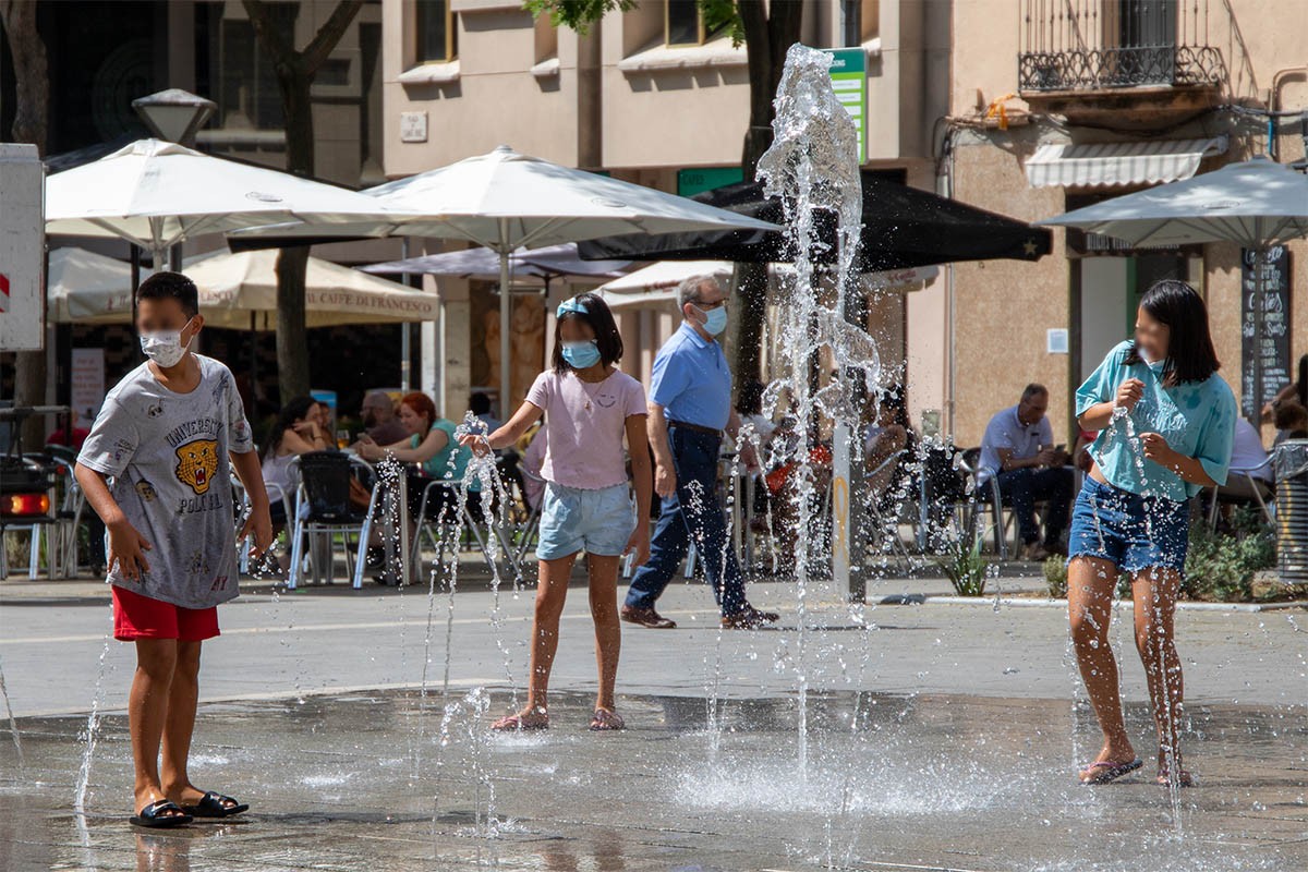 Imatge d'arxiu d'uns nens refrescant-se a la font de la plaça Sant Roc 