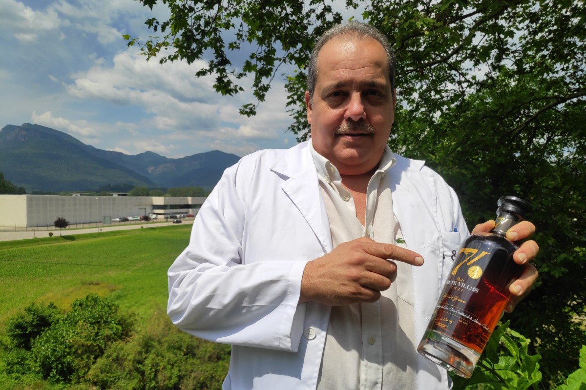Juan Alberto Álvarez, creador del rom, amb una ampolla del licor guardonat