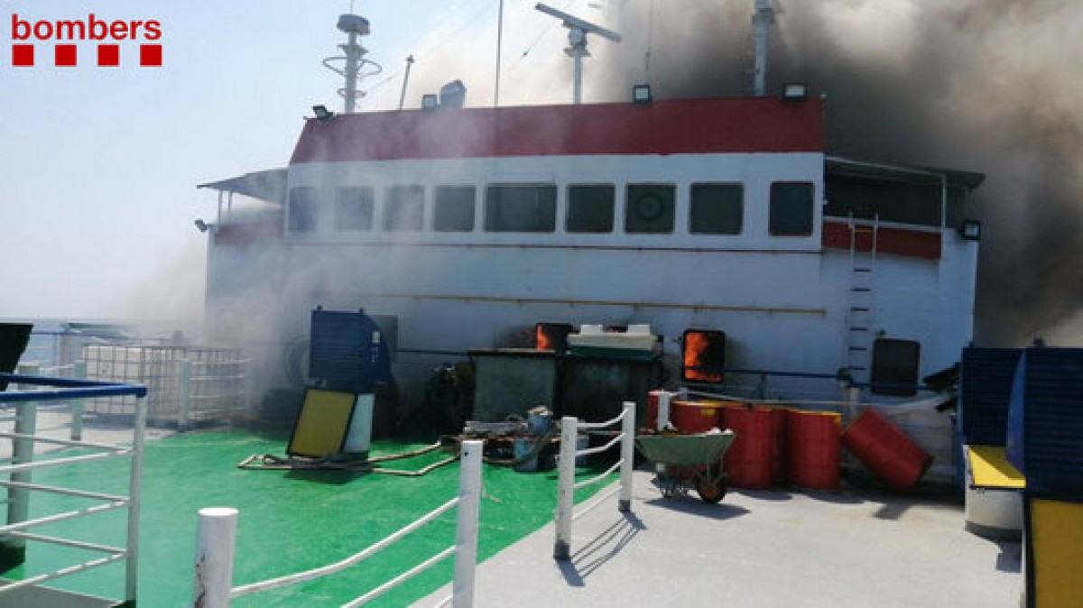 Pla obert de l'incendi en un vaixell de transport de bestiar sense càrrega a Tarragona