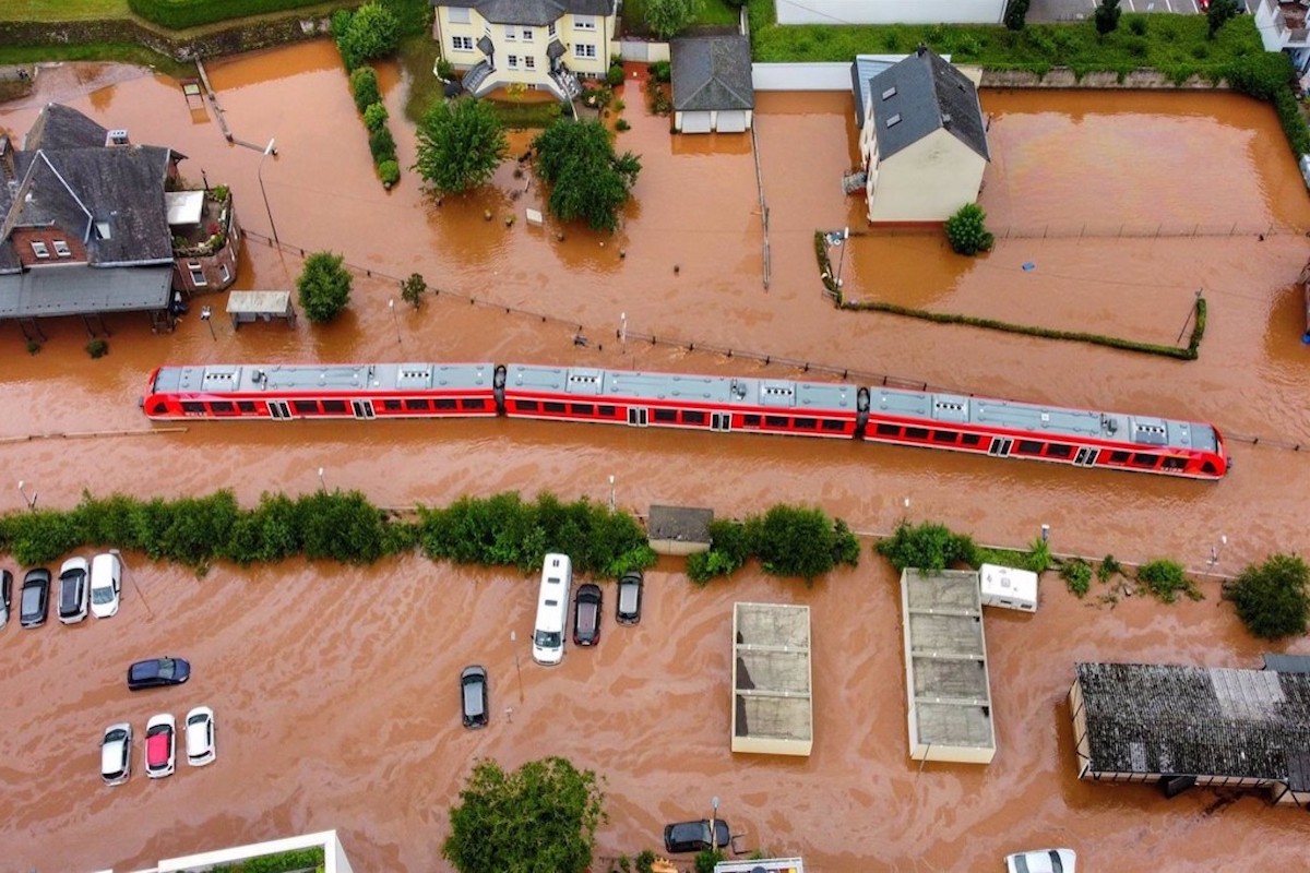 Un tren afectat per una inundació